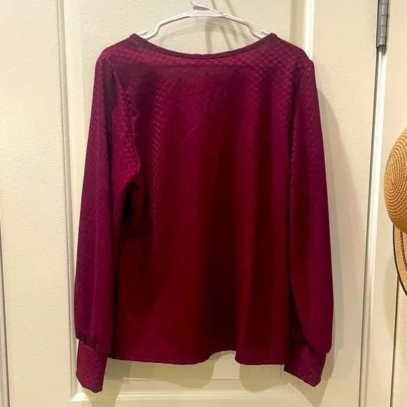 NEW…Kaileigh Checker Pattern V-Neck Blouse - Picture 2 of 4